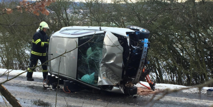 Aktuálně: Havarovaný vůz skončil na boku, řidič v péči záchranářů
