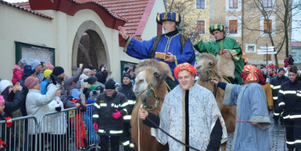 Do Příbrami opět dorazili Tři králové na velbloudech