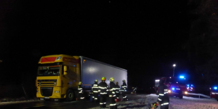 Aktuálně: Tři jednotky hasičů zasahují u požáru nákladního vozu. Hlavní tah na Plzeň je momentálně uzavřen