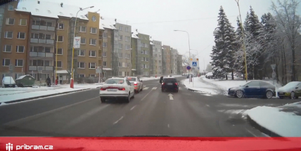 Záběry z palubní kamery: Milínská ulice si málem připsala další dopravní nehodu auta s chodcem na přechodu
