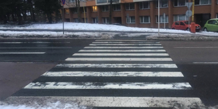 Viník incidentu v Milínské? Zřizovatel, řidič nebo chodkyně?