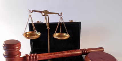 PRÁVNÍ OKÉNKO začínáme aktuální kauzou. Budou nezletilé dívky za vandalismus potrestány?