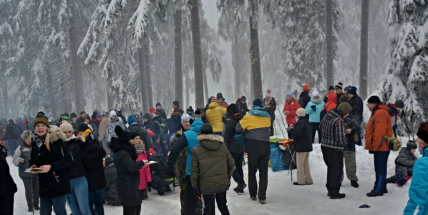 Zimní Brdy uvítaly účastníky pochodu pořádnou sněhovou nadílkou