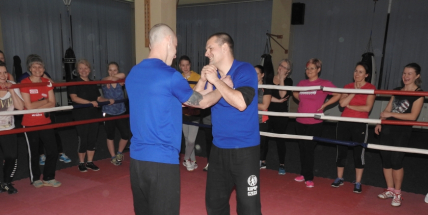 Instruktor sebeobrany Mike radí: Utečte. Když to nevyjde, použijte pero a bodejte