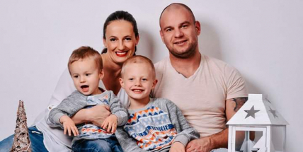 Křehká tmavovláska Jana vybrala na pomoc dětem už milion. Letos uspořádá i ples