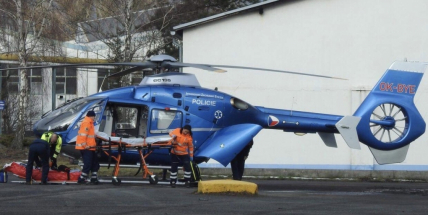 Aktuálně: V Obecnické ulici přistál vrtulník na pomoc zraněnému muži