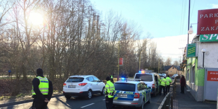 Aktuálně: Havaroval do oplocení a budovy, z místa nehody ujel