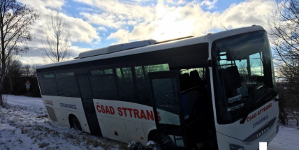Aktuálně: Na zledovatělé silnici havaroval autobus