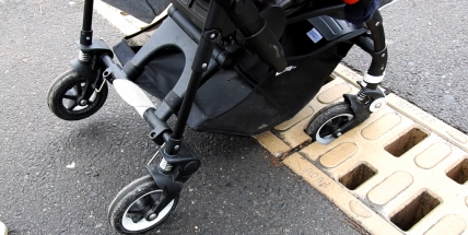 VIDEO: Železniční přejezd a kanálek je nebezpečný pro maminky s "golfkami". Uvězní kolo kočárku