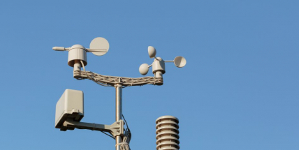 Vítr utrhl kus střechy obchodní akademie