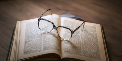 Odloženo z regálu. Knihovna Jana Drdy nabízí novou službu