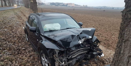 Aktuálně: Nárazem do stromu ukončil řidič jízdu u Hořovic