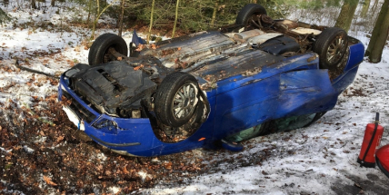 Aktuálně: Auto skončilo na střeše, řidiče ošetřují záchranáři