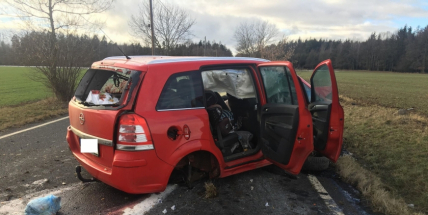 Aktuálně: Řidička na Příbramsku vyjela mimo silnici a přerazila strom, ve voze cestovaly dvě děti