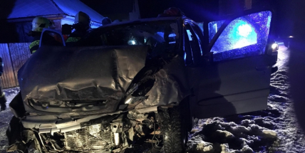 Aktuálně: Opilý řidič zdemoloval auto o dům, na místě přistává záchranářský vrtulník.