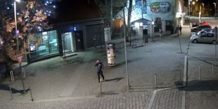 Video: Neznámý pachatel poškodil deskové obložení budovy České spořitelny