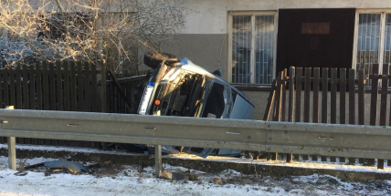 Aktuálně: Na zledovatělé silnici přejela přes svodidla, zdemolovala plot a skončila na boku u rodinného domu