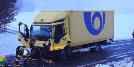 Aktuálně: Po vážné dopravní nehodě museli hasiči vyprostit zraněného řidiče