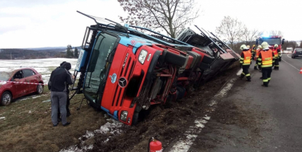 Aktuálně: Kamion převážející osobní vozy skončil na boku v příkopu