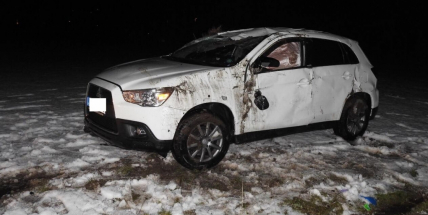 Aktuálně: Opilá řidička otočila Mitsubishi přes střechu