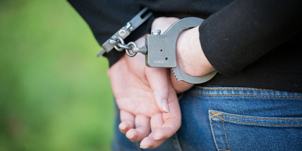 Příbramským policistům se podařilo dopadnout zloděje, který se zaměřoval na vykrádání aut a obchodů