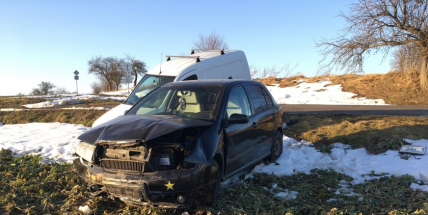 Aktuálně: U Třebska havarovaly dva vozy, oba skončily v poli