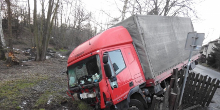 Aktuálně: Nákladní vůz sjel mimo komunikaci, prorazil plot a zůstal zaklíněný