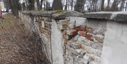 Osud zdi na březohorském hřbitově je stále ve hvězdách, začíná se rozpadat