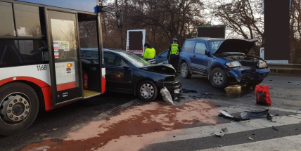 Aktuálně: Ranní špičku komplikuje nehoda dvou vozidel s autobusem