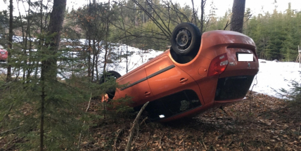Aktuálně: Na  namrzlé vozovce nezvládla jízdu, skončila s vozem v lese na střeše