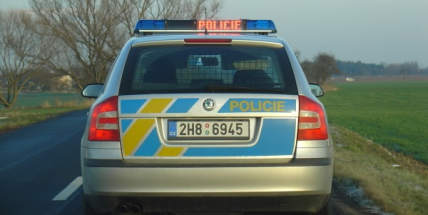 Muž se rozhodl hlídce ujet, při zběsilé jízdě poškodil i policejní vůz
