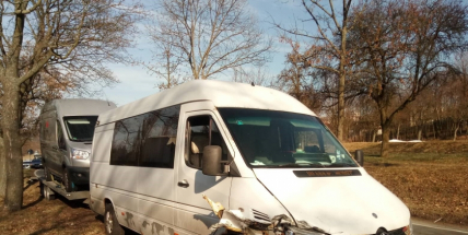 Aktuálně: Vedle hřbitova došlo ke srážce dodávky s osobním vozidlem