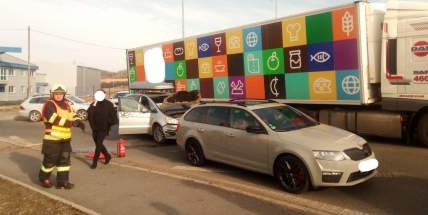 Aktuálně: Kamion ucpal příjezd do Příbrami. Na Jinecké se opět bouralo!