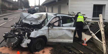 Aktuálně: Přerazil sloup telefonního vedení a skončil havarovaný v rodinném domě