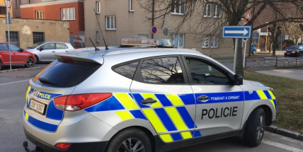 Aktuálně: Srážka osobního vozu s chodcem uzavřela Školní ulici na Dobříši