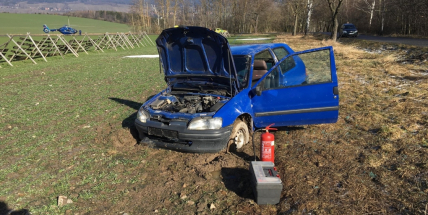 Právě teď: Auto vylétlo ze silnice a přetočilo se přes střechu, pro zraněného řidiče přistává vrtulník