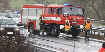 Aktuálně: Na mokré vozovce skončilo auto ve svodidlech, dálnice D4 byla na Prahu uzavřena
