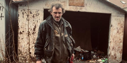 Bezdomovci v Březnické: Na vystěhování z garáže jsme měli deset minut, pak přijel traktor