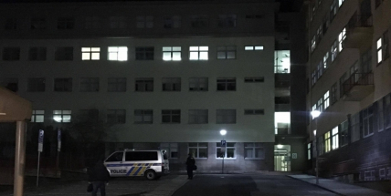 Právě teď: Skokem z okna ukončila svůj život pacientka v příbramské nemocnici