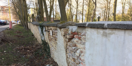 Město se stále nedohodlo s církví, kdo opraví padající zeď