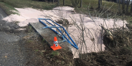 Aktuálně: Traktorista zdemoloval zábradlí, vysypal hnojivo a zaměstnal dvě jednotky hasičů