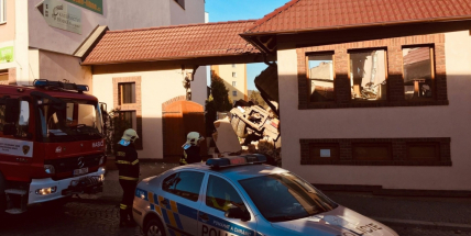 Aktuálně: Hasiči vyprošťují vážně zraněného řidiče nákladního vozu, který narazil do domu. V místě přistával vrtulník