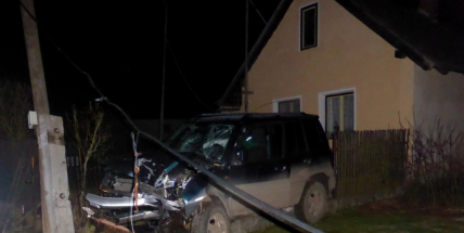 Namol opilý řidič zdemoloval svůj terénní vůz o sloup