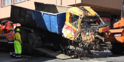 Video: Za pomoci těžké techniky vyprostili havarovaný vůz v Sedlčanech, policisté pátrají po svědcích nehody