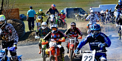 S jarním oteplením vyrazili motocyklisté nejen na silnice, ale i do terénu