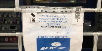 V obchodním centru vykradli prodejnu mobilních telefonů, škoda je víc než půl milionu