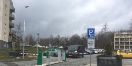 Zaparkovat u nemocnice bude v následujících dnech komplikované