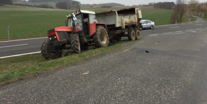 Aktuálně: U Dublovic došlo ke střetu auta s traktorem