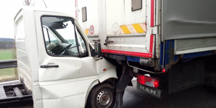 Aktuálně: Nehoda dodávky s nákladním vozem omezuje dopravu