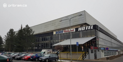 Město hledá nového nájemce ochozů zimního stadionu po nábytku Bekr